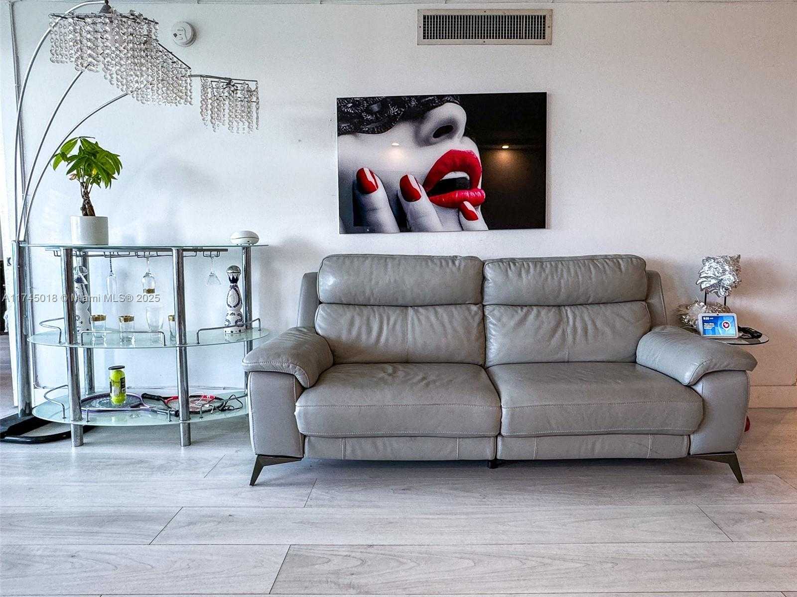 Small Image of 100 BAYVIEW DR #721, Sunny Isles Beach Number 4
