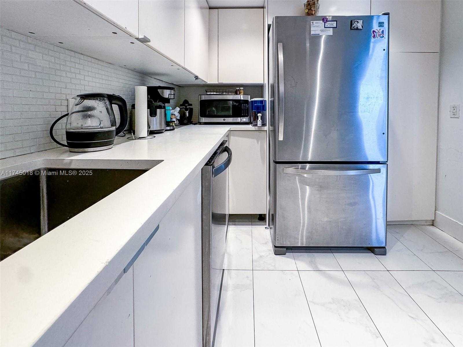 Small Image of 100 BAYVIEW DR #721, Sunny Isles Beach Number 5