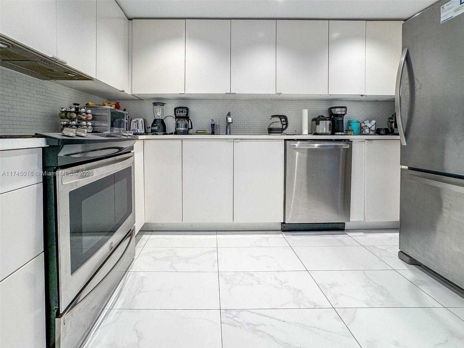 Small Image of 100 BAYVIEW DR #721, Sunny Isles Beach Number 6