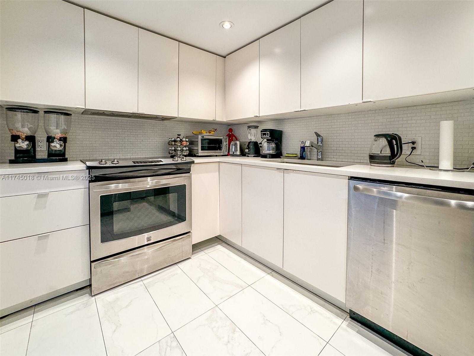 Small Image of 100 BAYVIEW DR #721, Sunny Isles Beach Number 7
