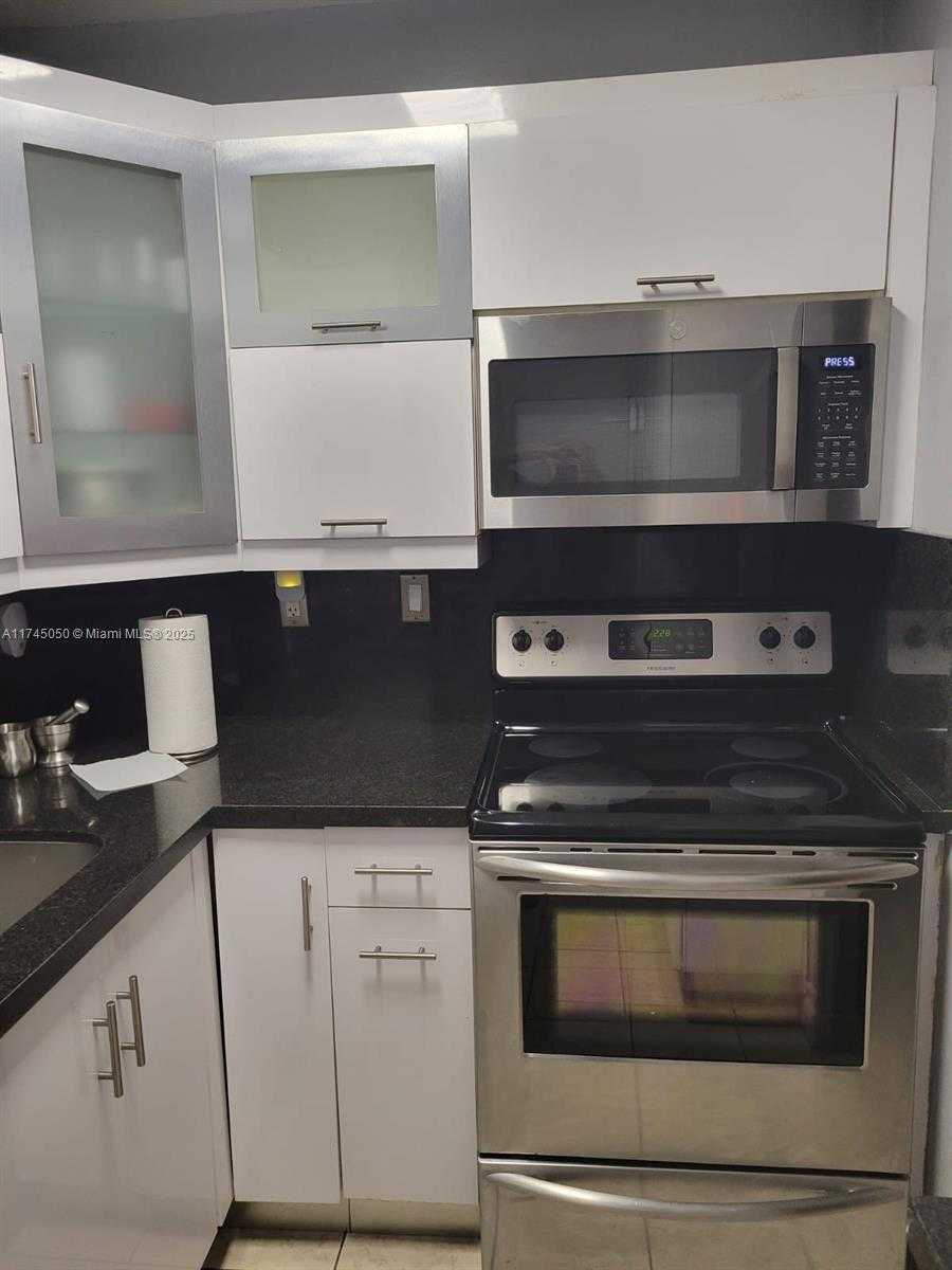 Small Image of 2899 COLLINS AVE #533, Miami Beach Number 16