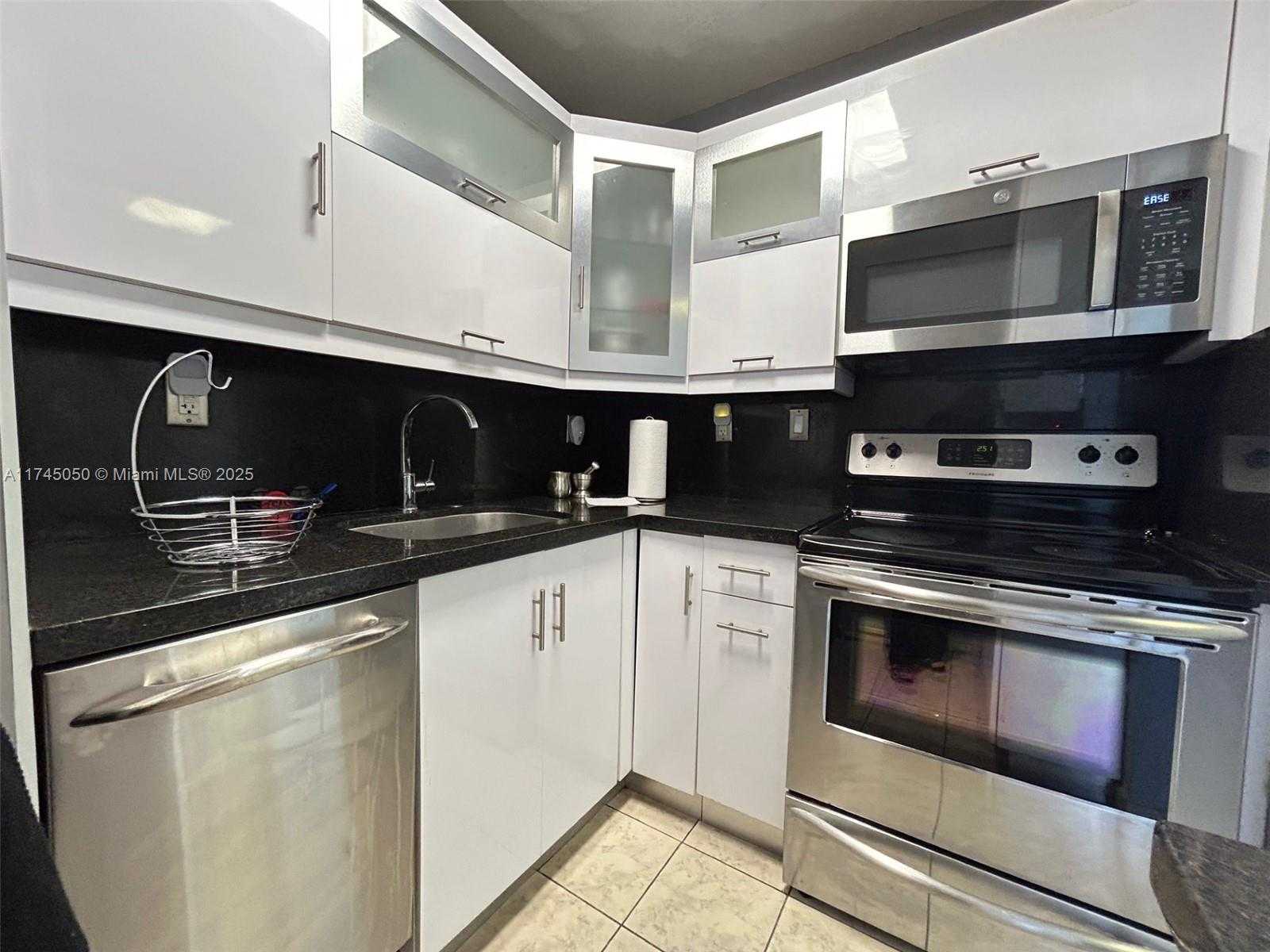 Small Image of 2899 COLLINS AVE #533, Miami Beach Number 17