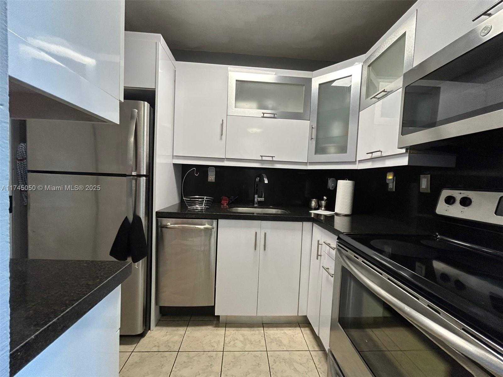 Small Image of 2899 COLLINS AVE #533, Miami Beach Number 3