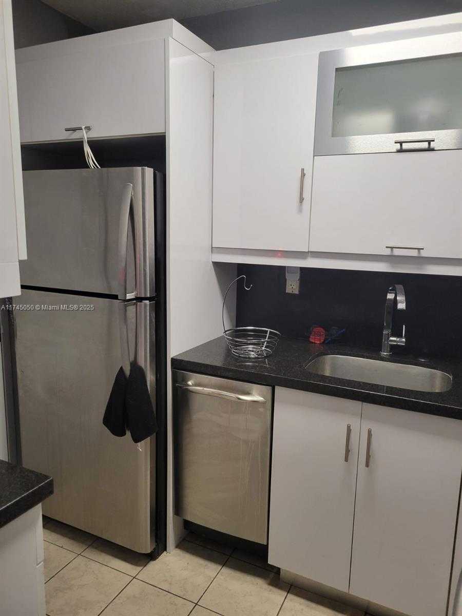 Small Image of 2899 COLLINS AVE #533, Miami Beach Number 4