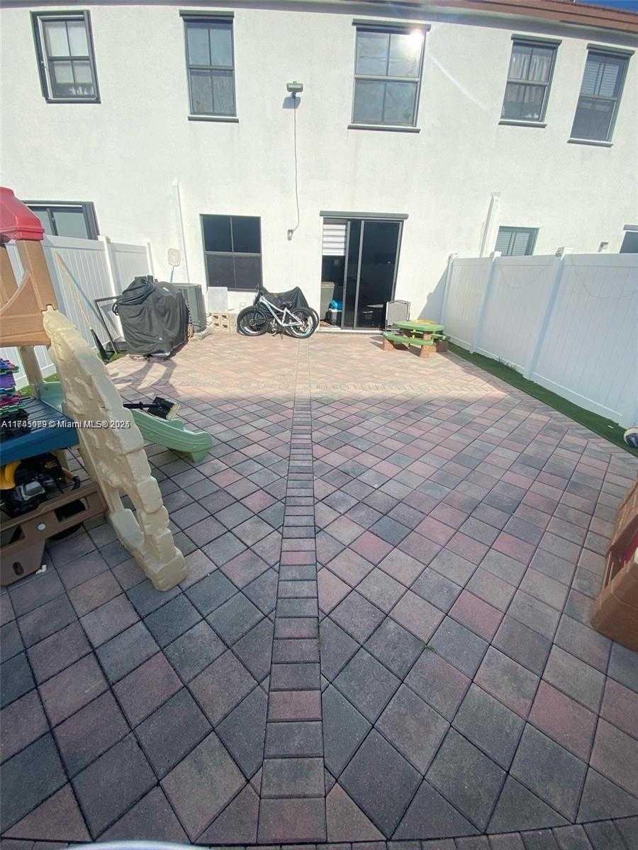 Small Image of 10413 WEST 33RD CT #., Hialeah Number 45
