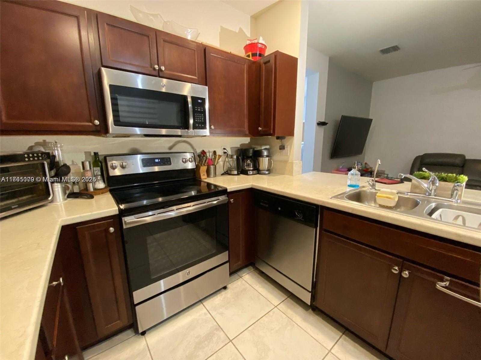 Small Image of 10413 WEST 33RD CT #., Hialeah Number 5