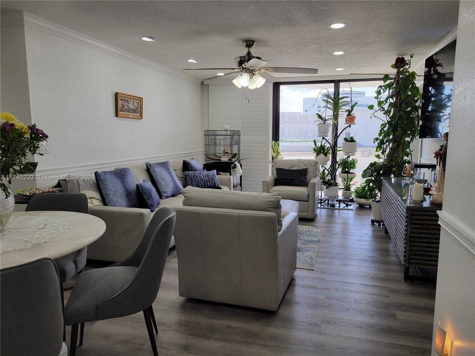 Small Image of 6061 Collins Ave, Miami Beach, FL 33141, USA Number 12