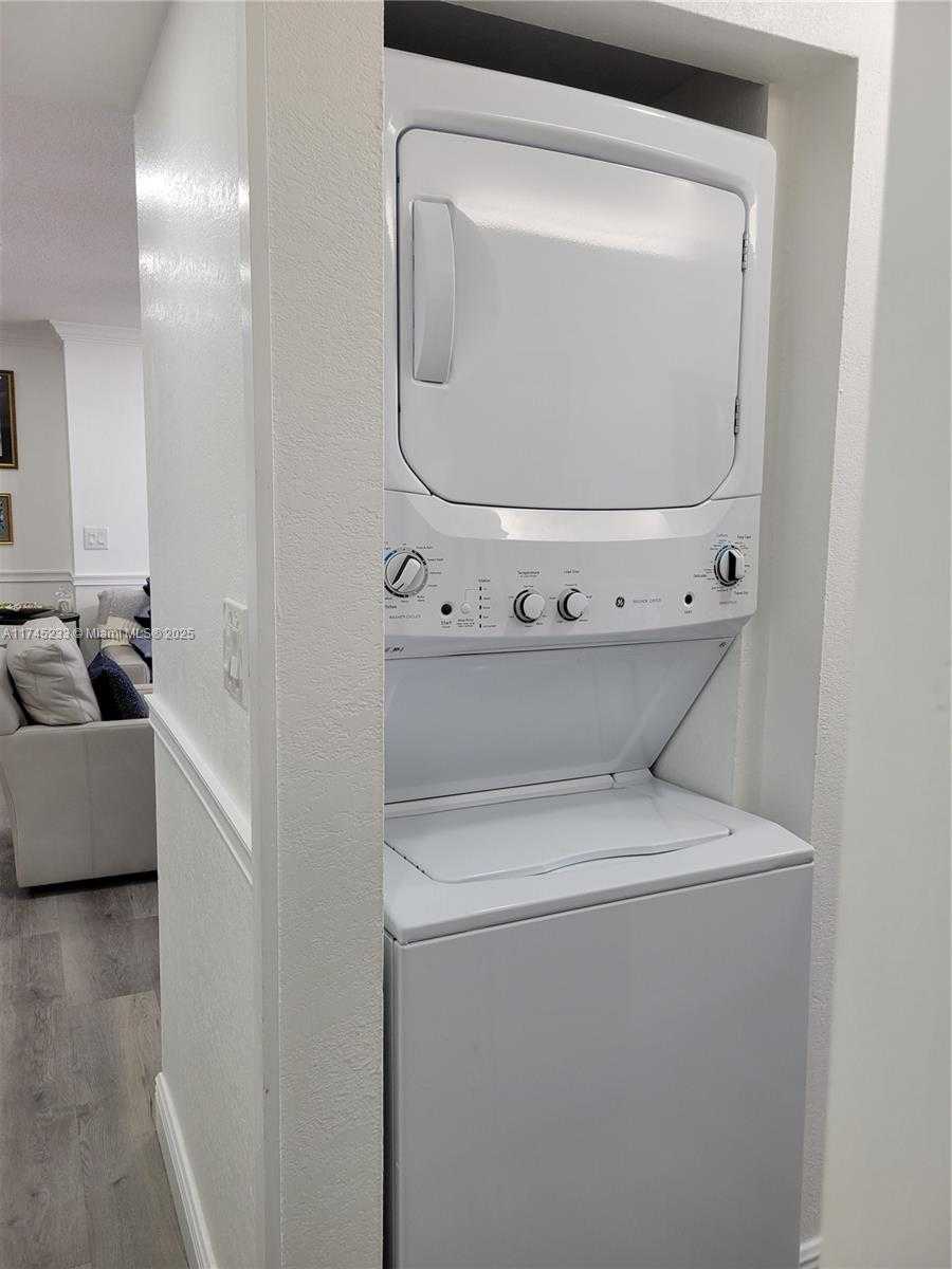 Small Image of 6061 Collins Ave, Miami Beach, FL 33141, USA Number 17