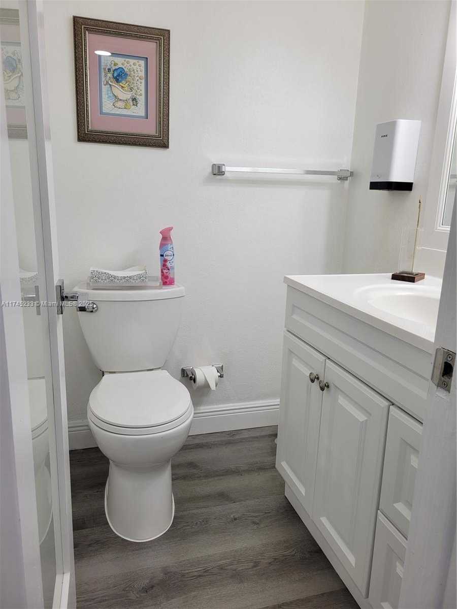 Small Image of 6061 Collins Ave, Miami Beach, FL 33141, USA Number 18