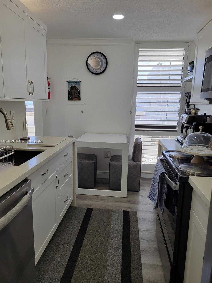 Small Image of 6061 Collins Ave, Miami Beach, FL 33141, USA Number 19