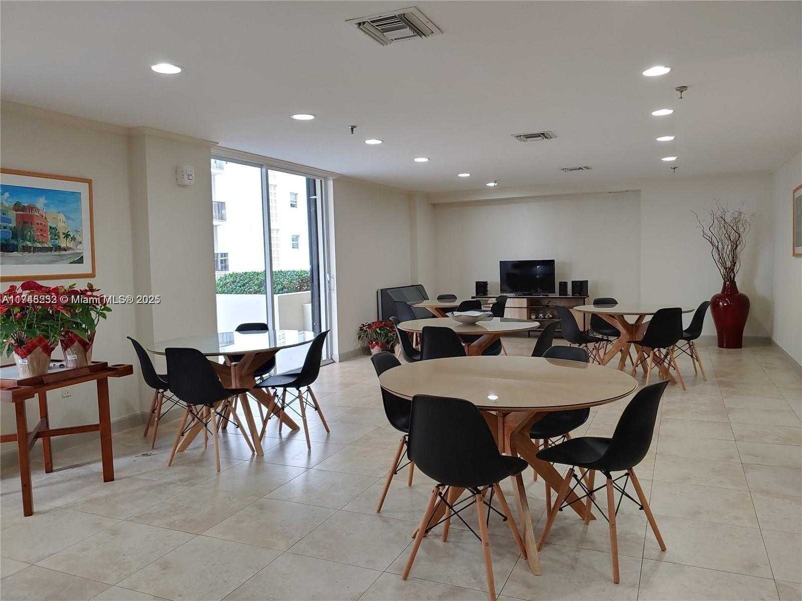 Small Image of 6061 Collins Ave, Miami Beach, FL 33141, USA Number 37