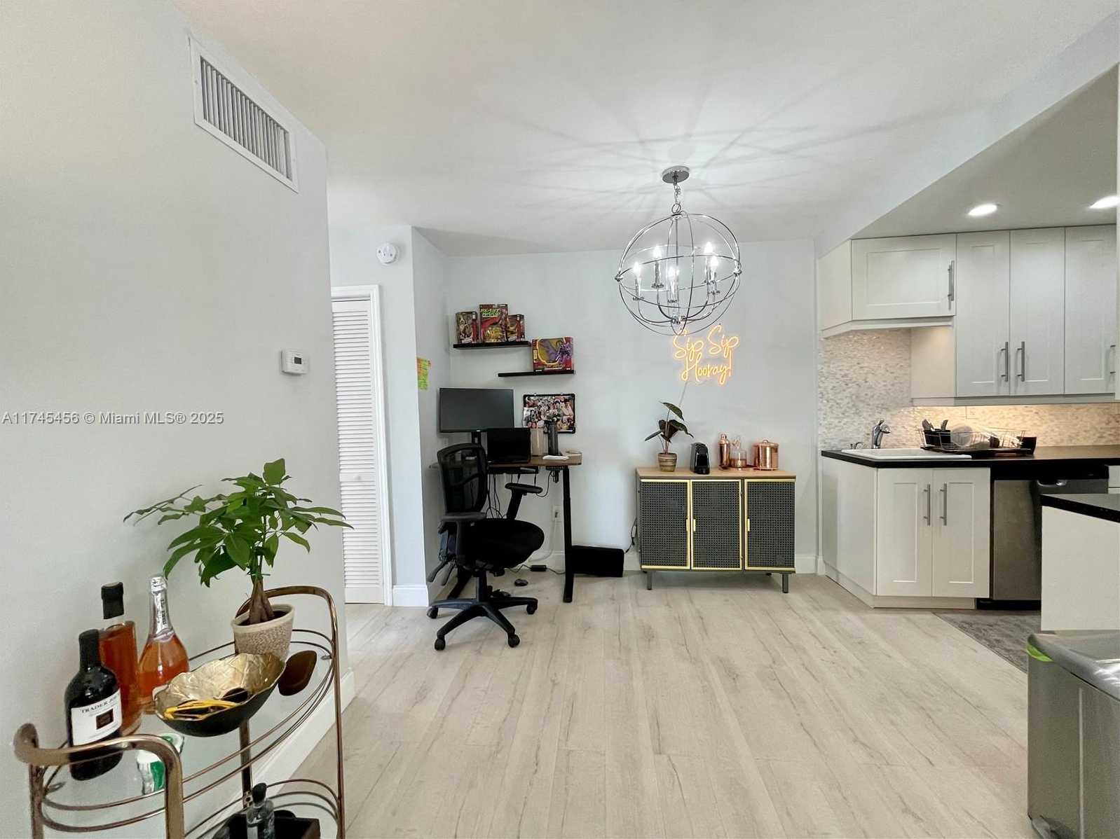 Small Image of 1620 WEST AVE #401, Miami Beach Number 2