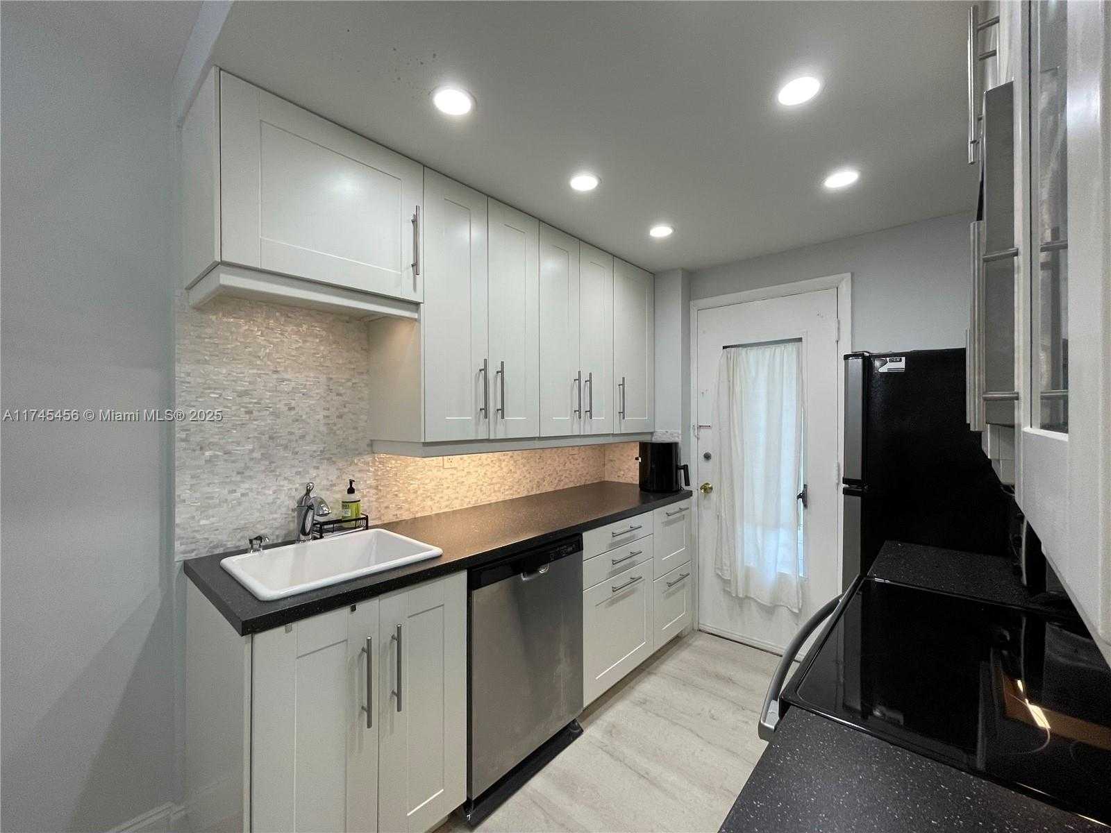 Small Image of 1620 WEST AVE #401, Miami Beach Number 9