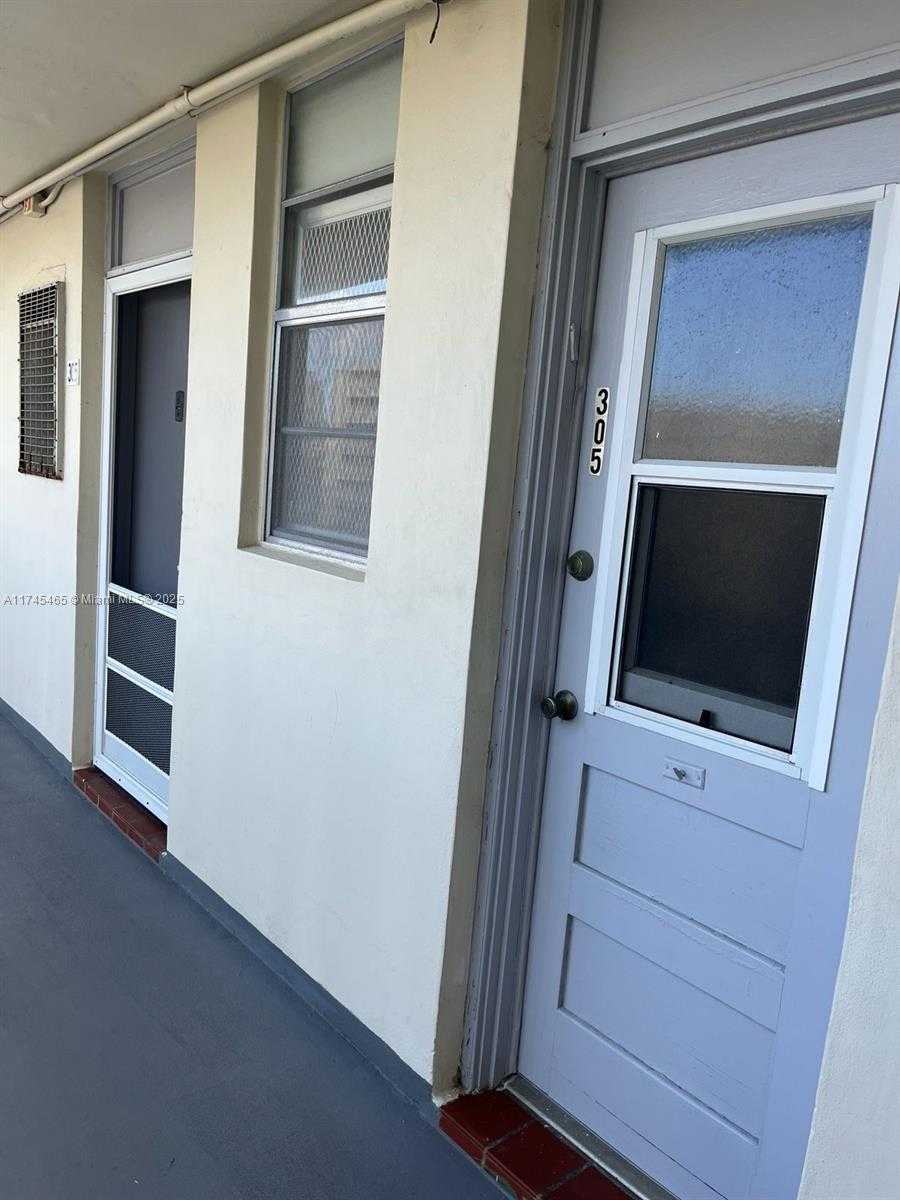 Small Image of 2855 LEONARD DR #H305, Aventura Number 3