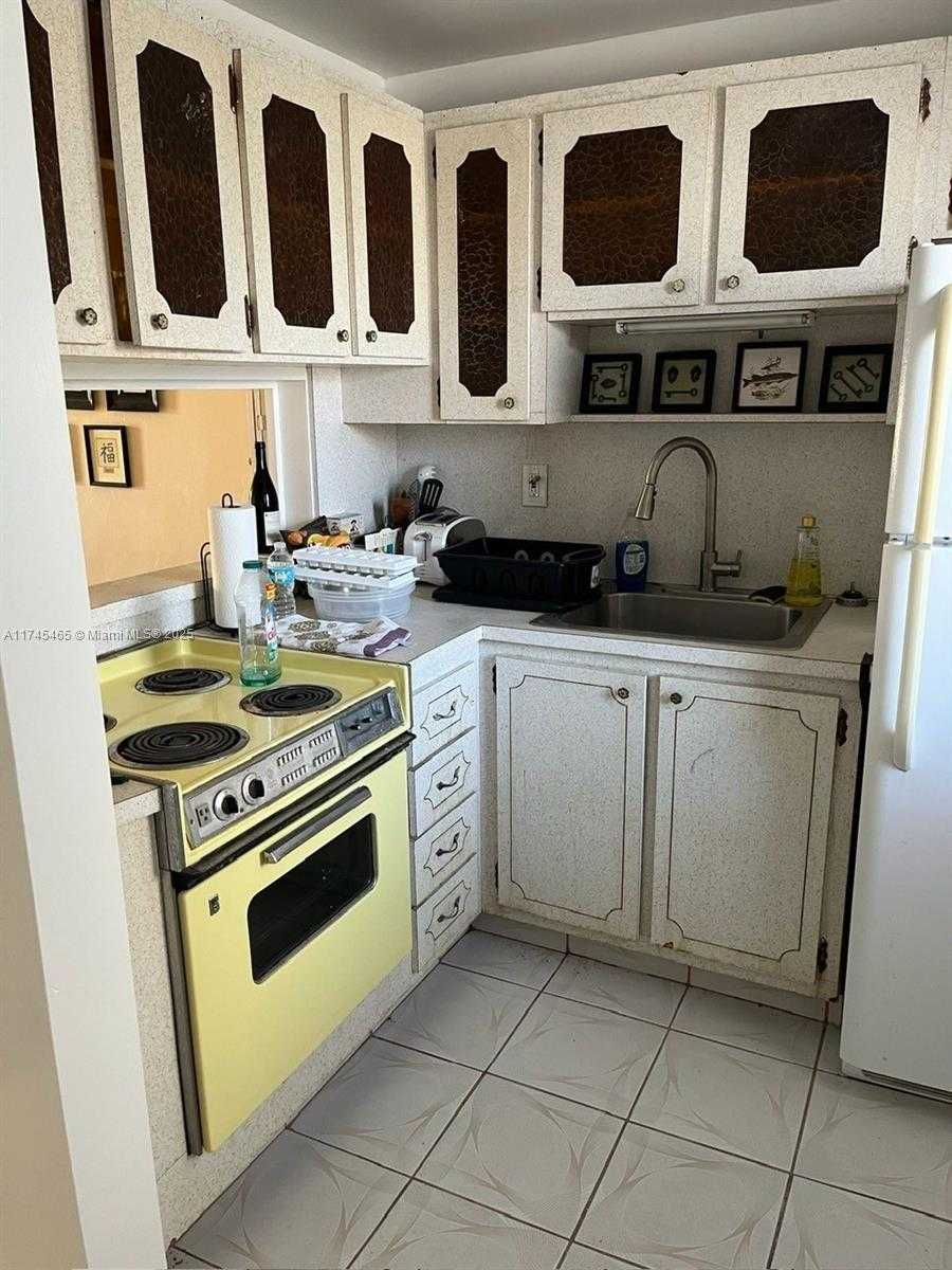 Small Image of 2855 LEONARD DR #H305, Aventura Number 7