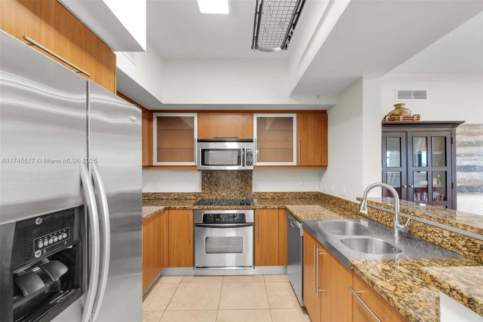 Small Image of 888 Douglas Rd, Coral Gables, FL 33134, USA Number 11