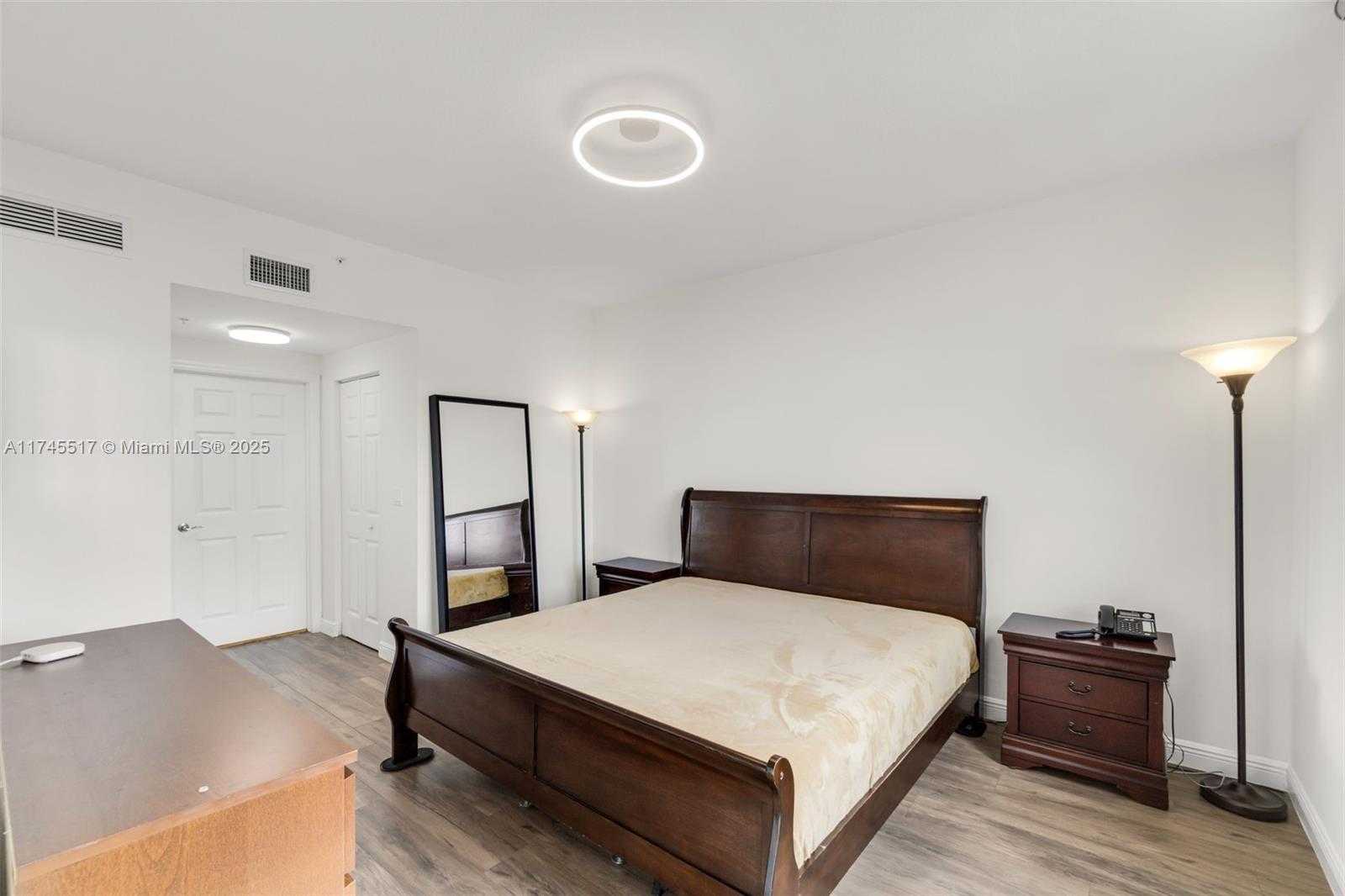 Small Image of 888 Douglas Rd, Coral Gables, FL 33134, USA Number 16
