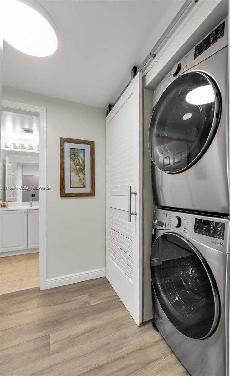 Small Image of 888 Douglas Rd, Coral Gables, FL 33134, USA Number 20