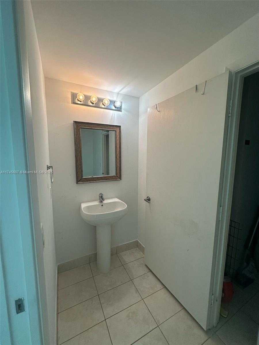 Small Image of 1900 NORTH BAYSHORE DR #5006, Miami Number 40