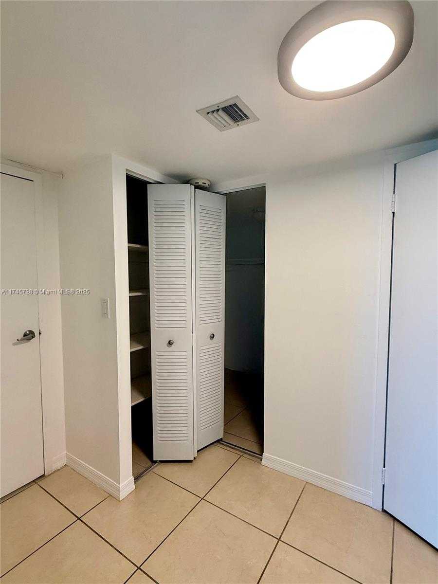 Small Image of 100 BAYVIEW DR #903, Sunny Isles Beach Number 11