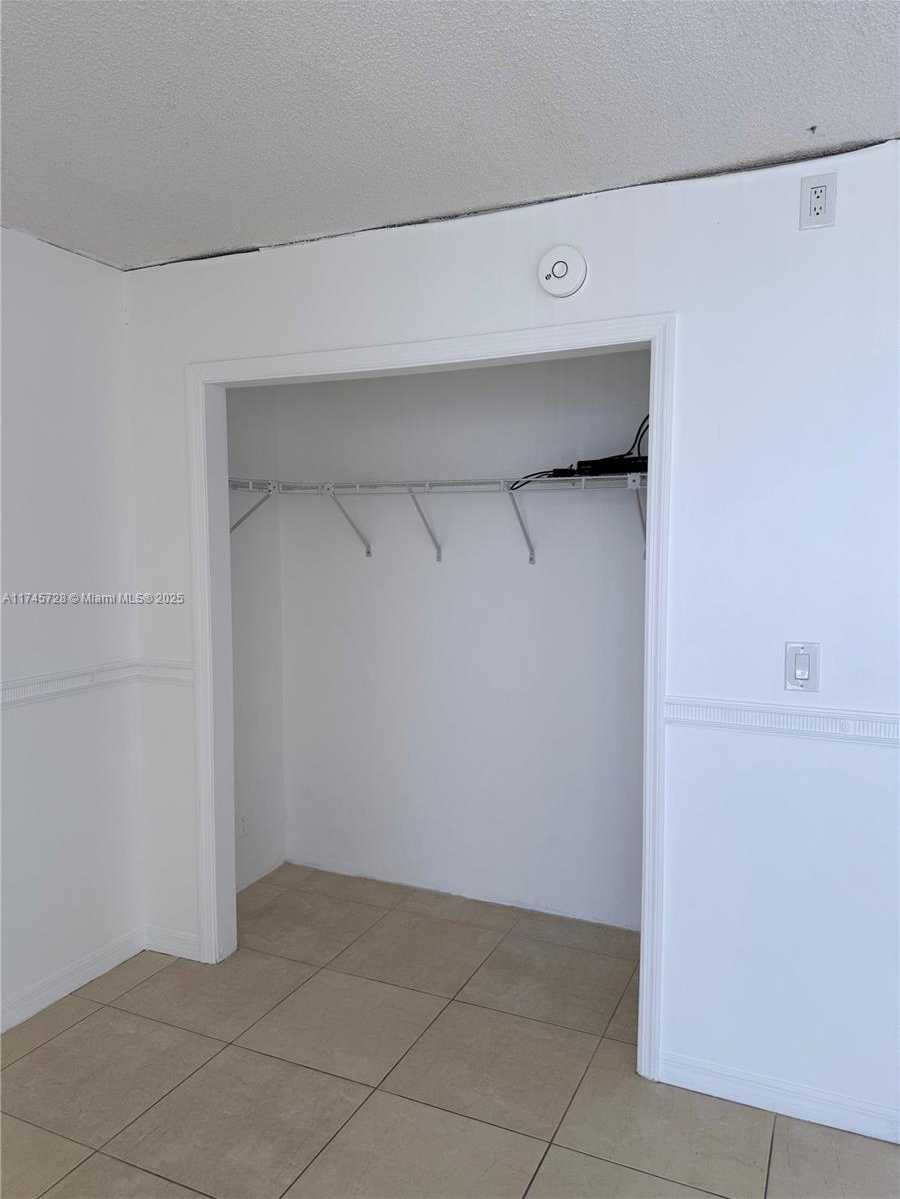 Small Image of 100 BAYVIEW DR #903, Sunny Isles Beach Number 13