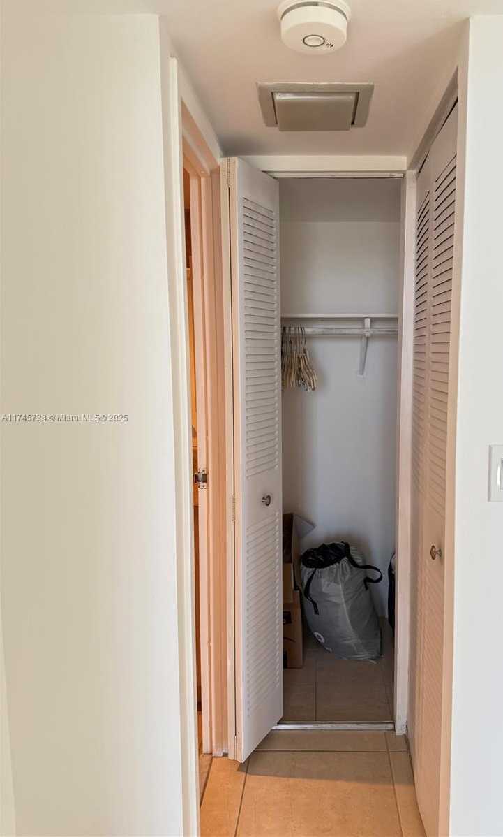 Small Image of 100 BAYVIEW DR #903, Sunny Isles Beach Number 14