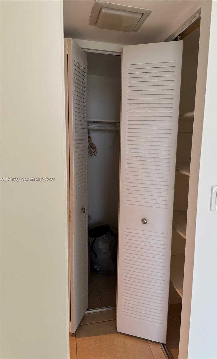 Small Image of 100 BAYVIEW DR #903, Sunny Isles Beach Number 15