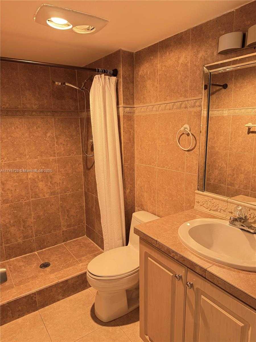 Small Image of 100 BAYVIEW DR #903, Sunny Isles Beach Number 16