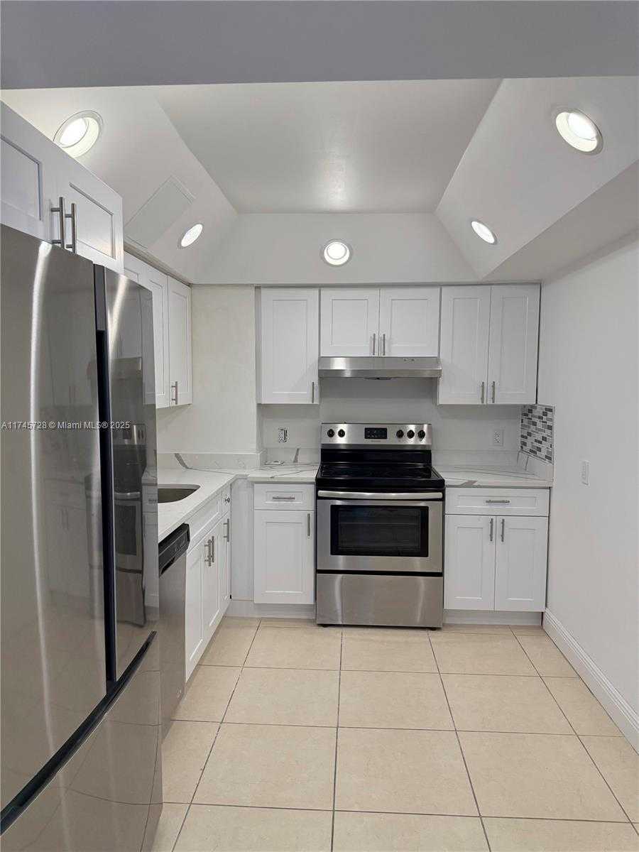 Small Image of 100 BAYVIEW DR #903, Sunny Isles Beach Number 4