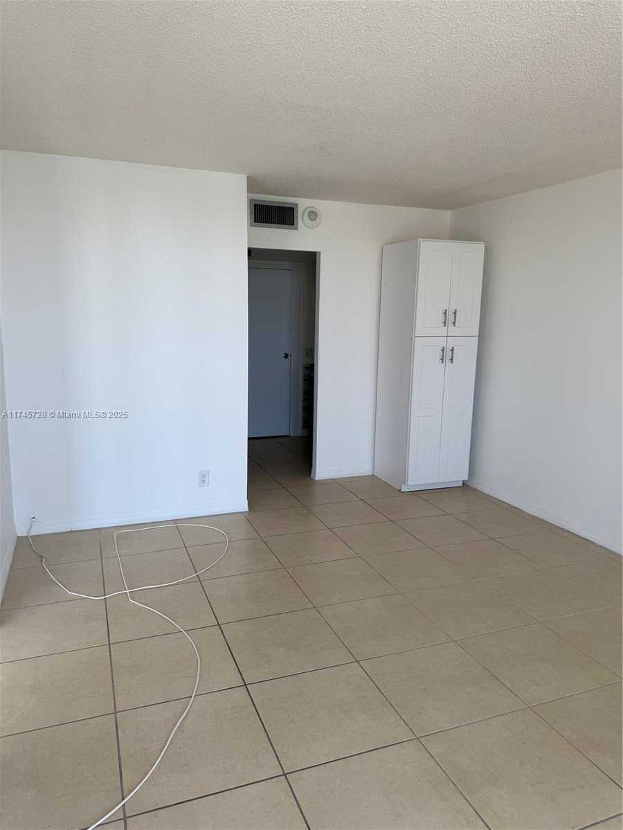 Small Image of 100 BAYVIEW DR #903, Sunny Isles Beach Number 7