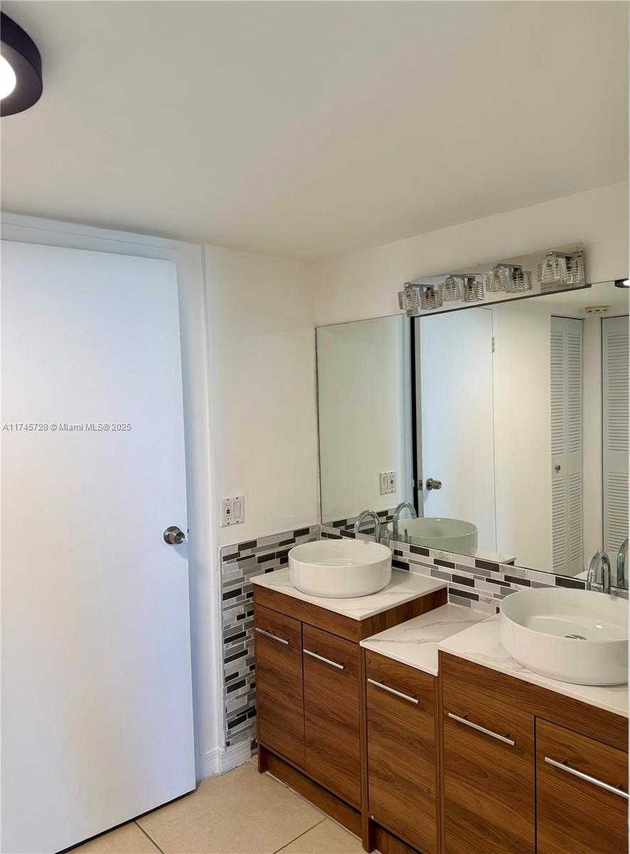 Small Image of 100 BAYVIEW DR #903, Sunny Isles Beach Number 8