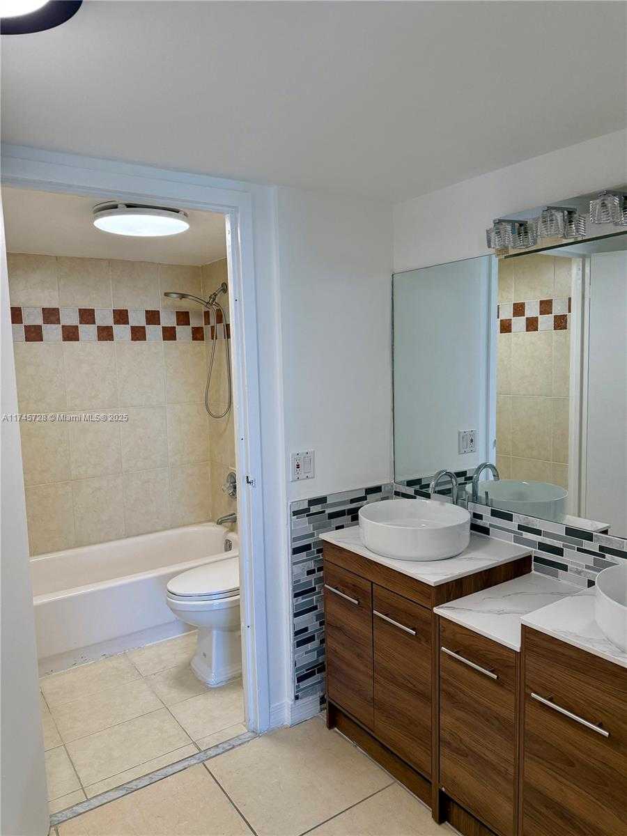 Small Image of 100 BAYVIEW DR #903, Sunny Isles Beach Number 9