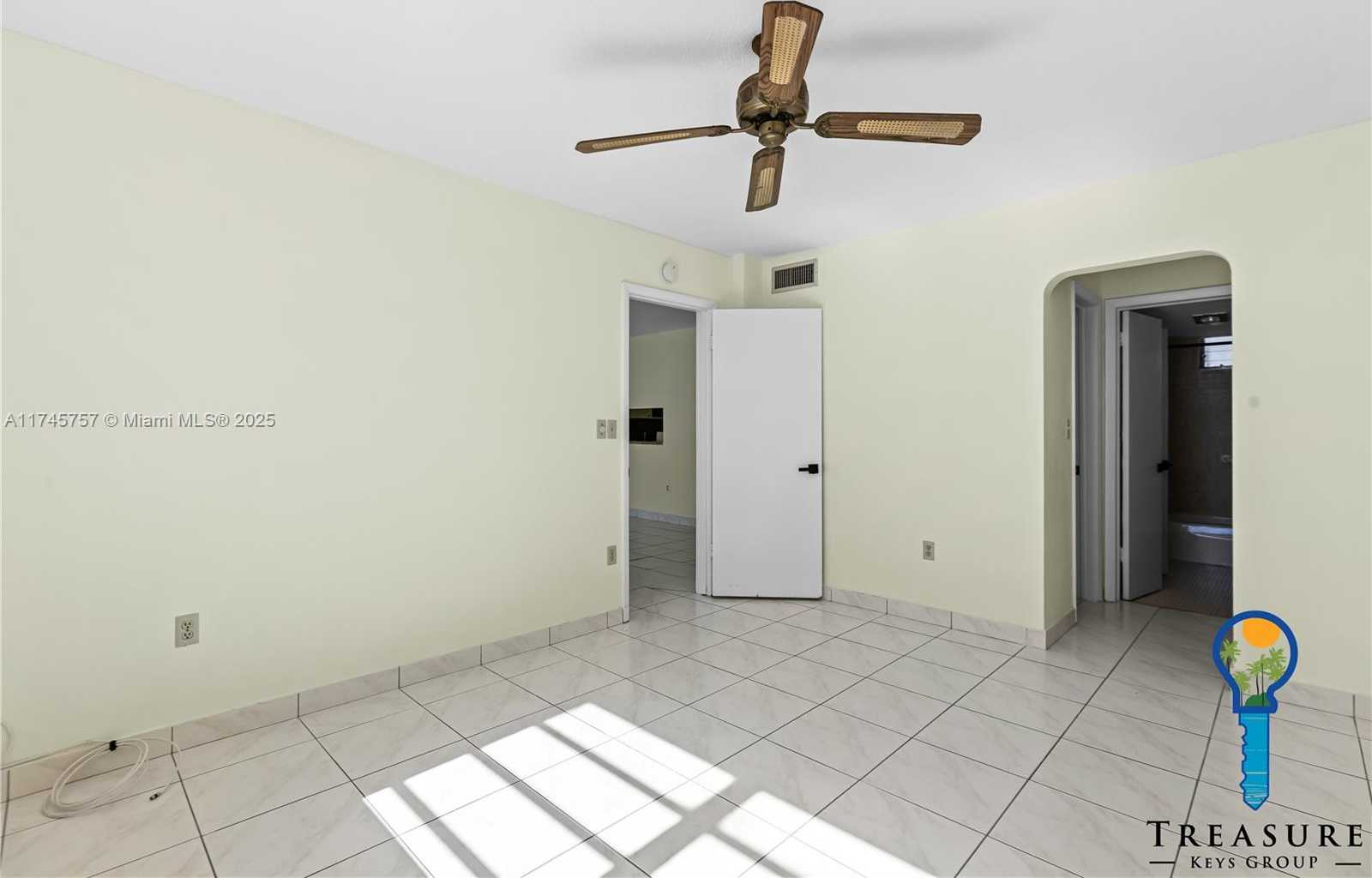 Small Image of 2910 POINT EAST DR #M511, Aventura Number 11