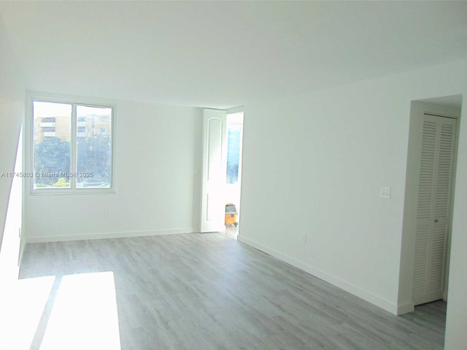 Small Image of 250 180TH DR #454, Sunny Isles Beach Number 3