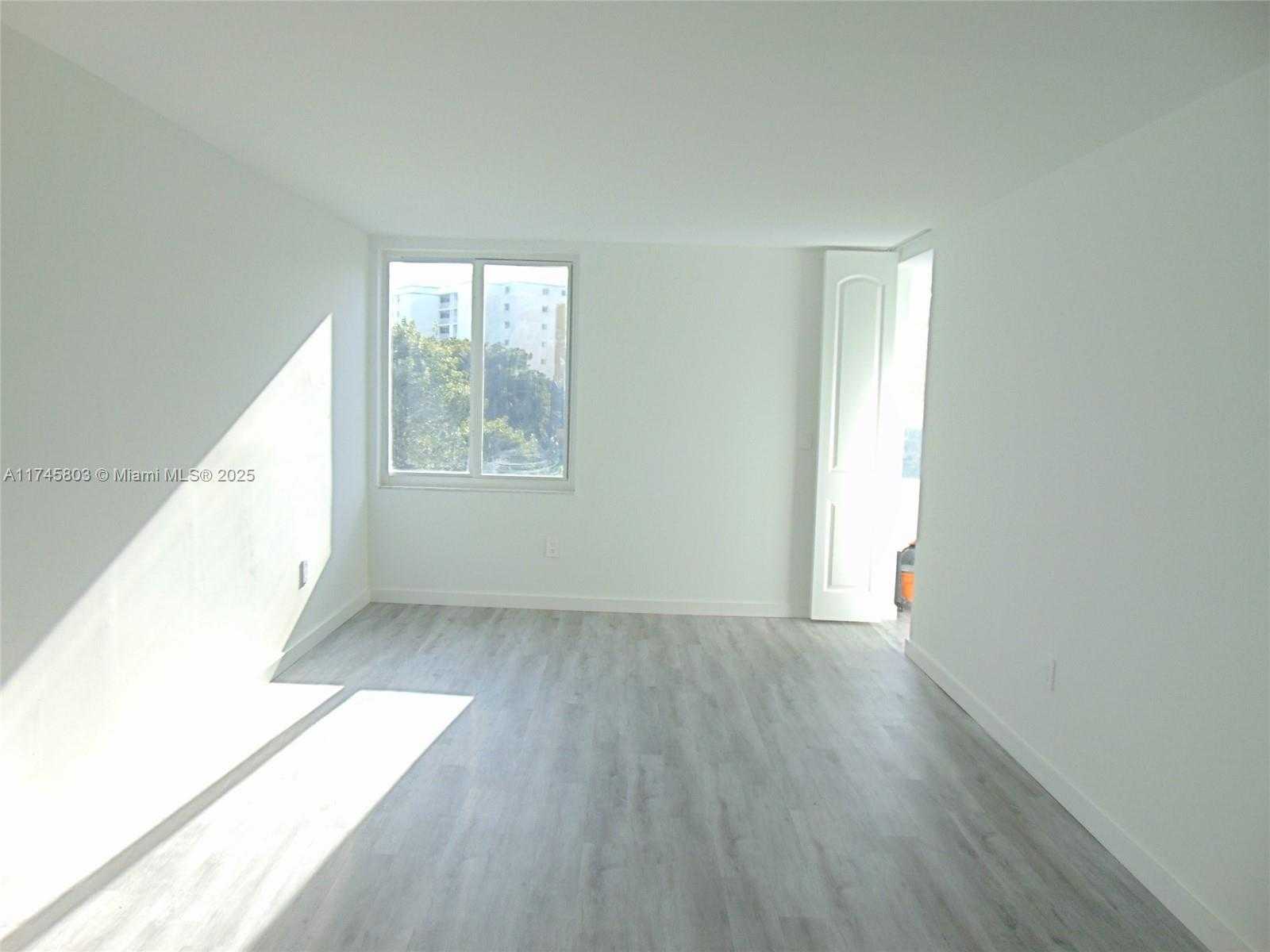 Small Image of 250 180TH DR #454, Sunny Isles Beach Number 4