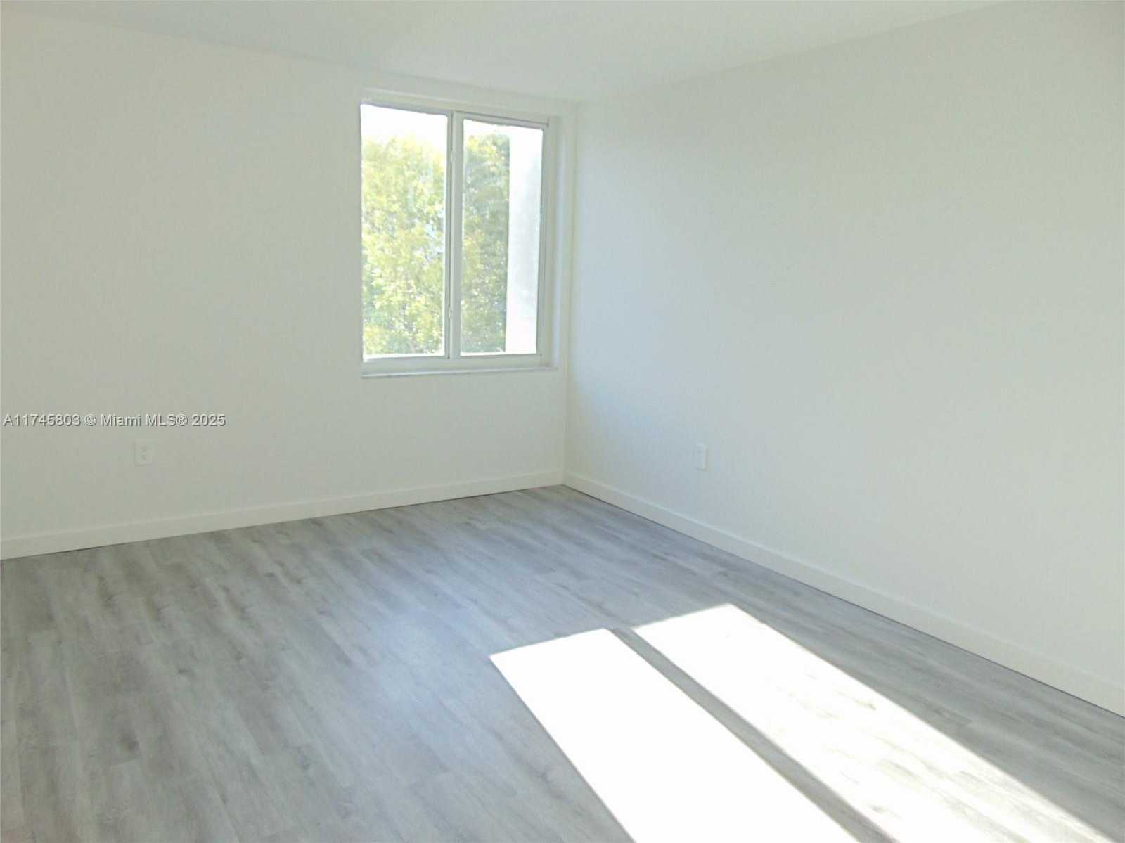 Small Image of 250 180TH DR #454, Sunny Isles Beach Number 6