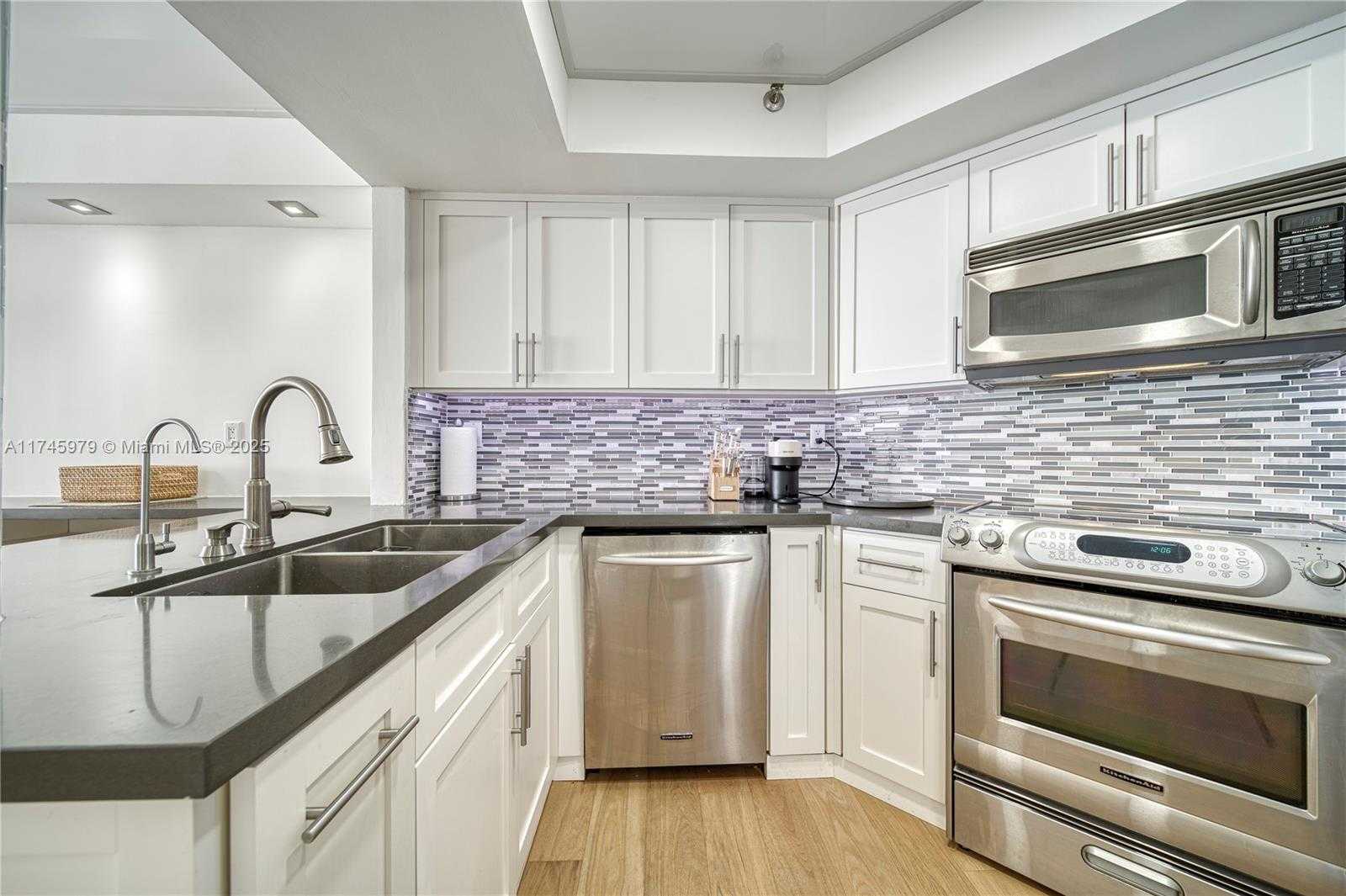 Small Image of 6767 COLLINS AVE #1706, Miami Beach Number 14