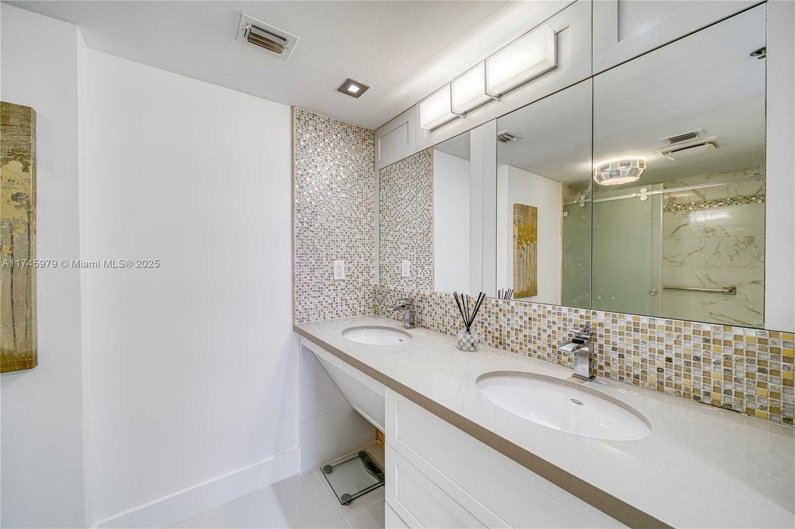 Small Image of 6767 COLLINS AVE #1706, Miami Beach Number 21