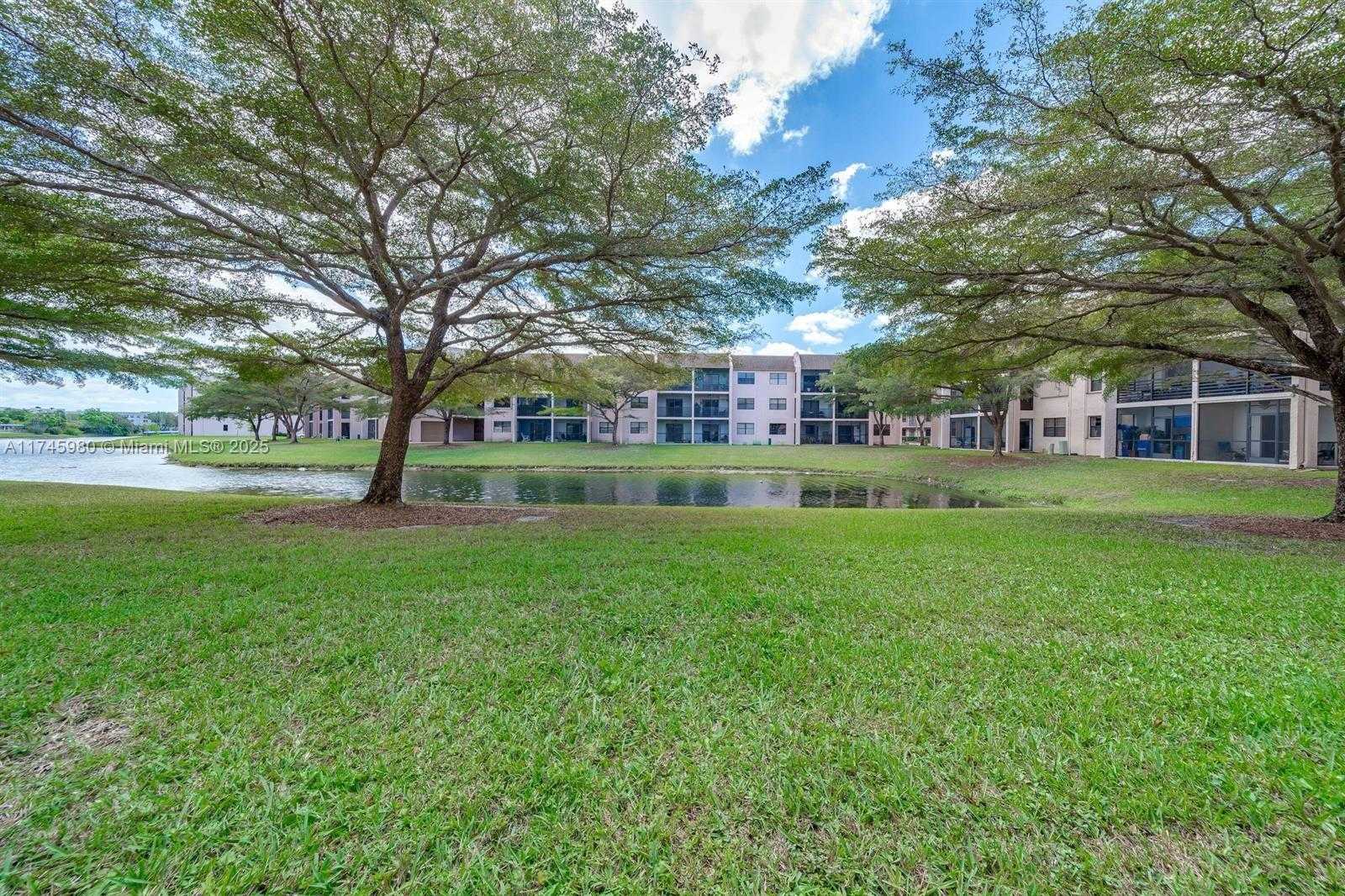Small Image of 10332 SUNRISE LAKES BLVD #103, Sunrise Number 29