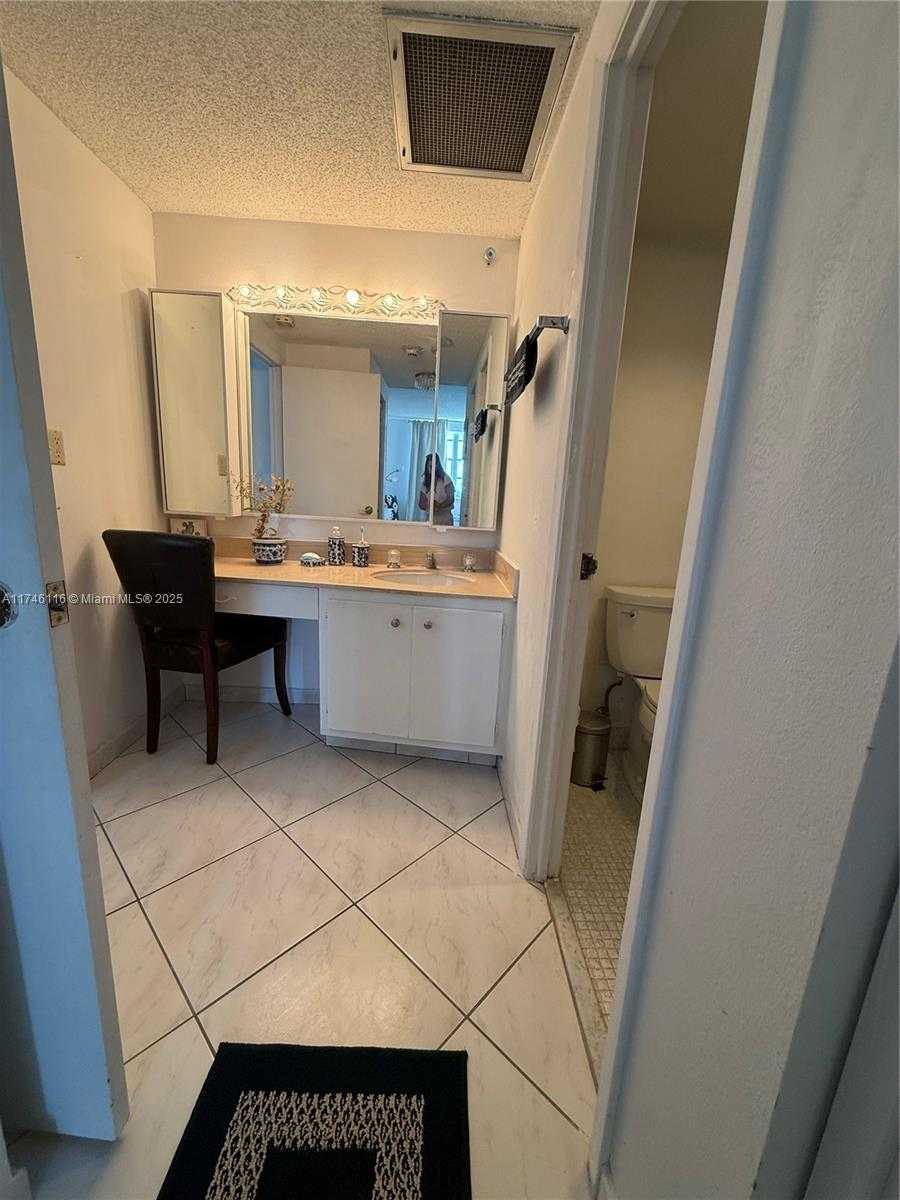 Small Image of 500 Bayview Dr, Sunny Isles Beach, FL 33160, USA Number 13
