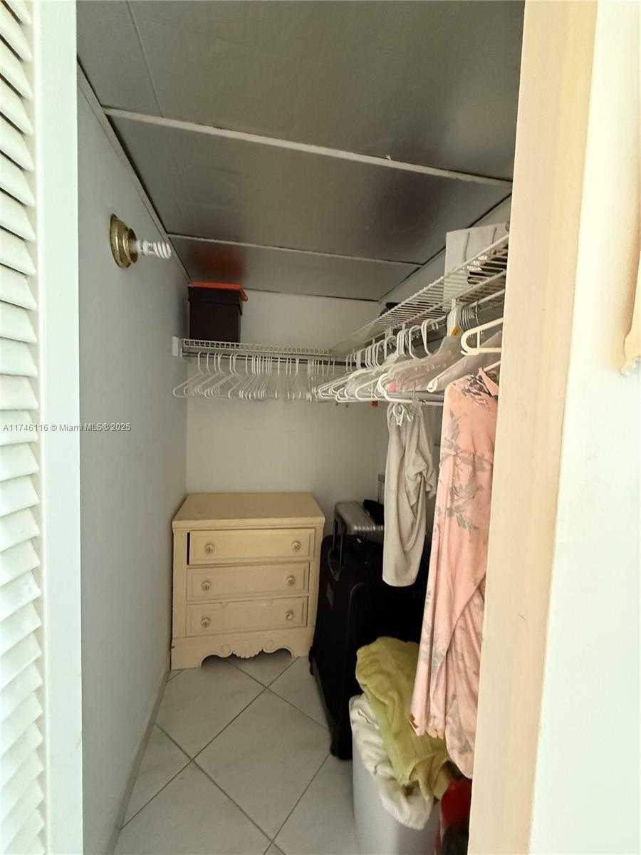 Small Image of 500 Bayview Dr, Sunny Isles Beach, FL 33160, USA Number 14