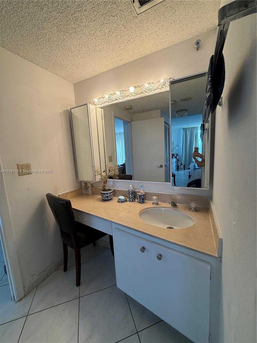 Small Image of 500 Bayview Dr, Sunny Isles Beach, FL 33160, USA Number 15
