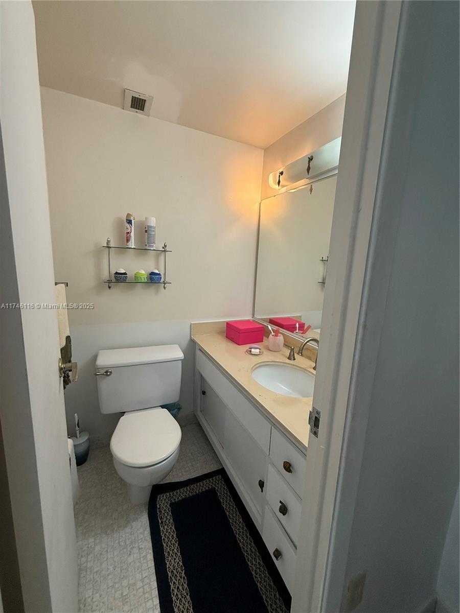 Small Image of 500 Bayview Dr, Sunny Isles Beach, FL 33160, USA Number 20