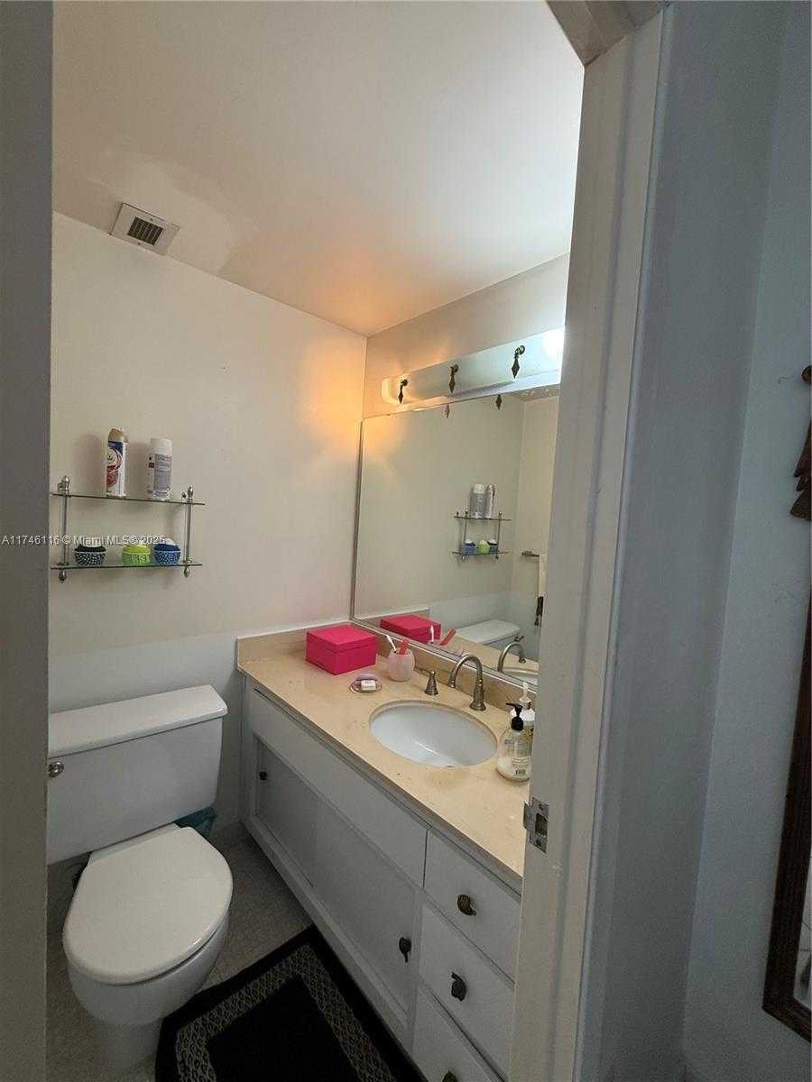 Small Image of 500 Bayview Dr, Sunny Isles Beach, FL 33160, USA Number 21