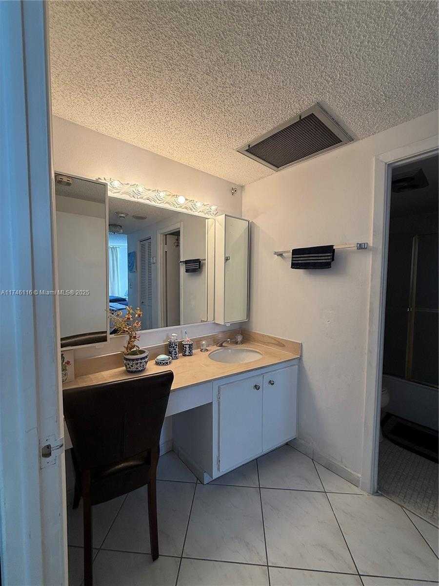 Small Image of 500 Bayview Dr, Sunny Isles Beach, FL 33160, USA Number 8