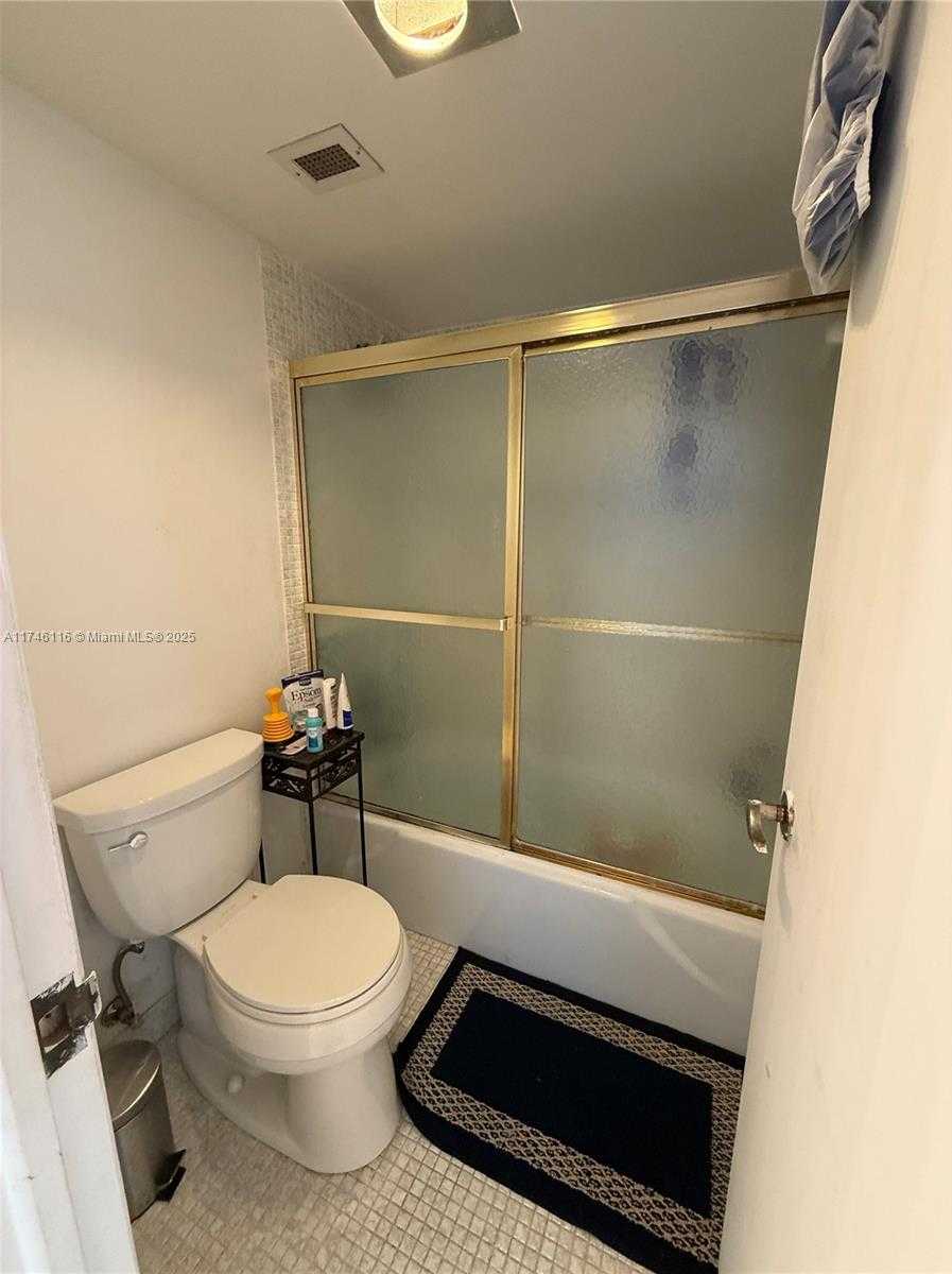Small Image of 500 Bayview Dr, Sunny Isles Beach, FL 33160, USA Number 9