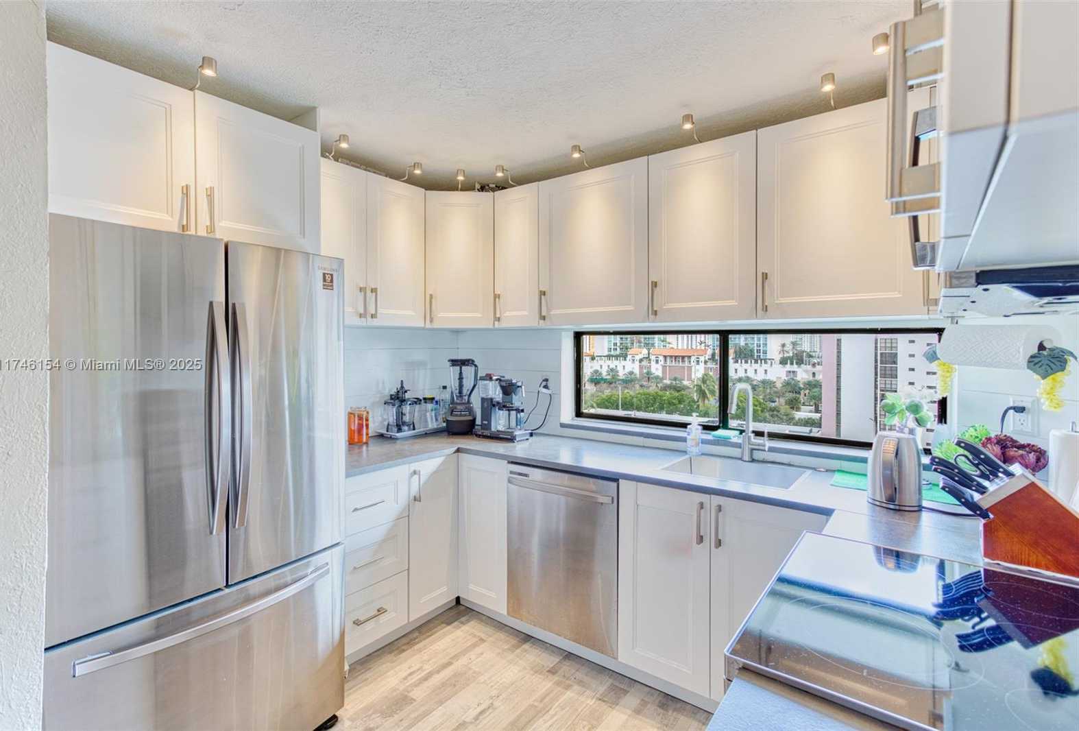 Small Image of 17011 NORTH BAY RD #1019, Sunny Isles Beach Number 3