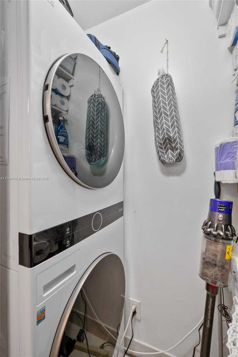 Small Image of 770 CLAUGHTON ISLAND DR #2110, Miami Number 17