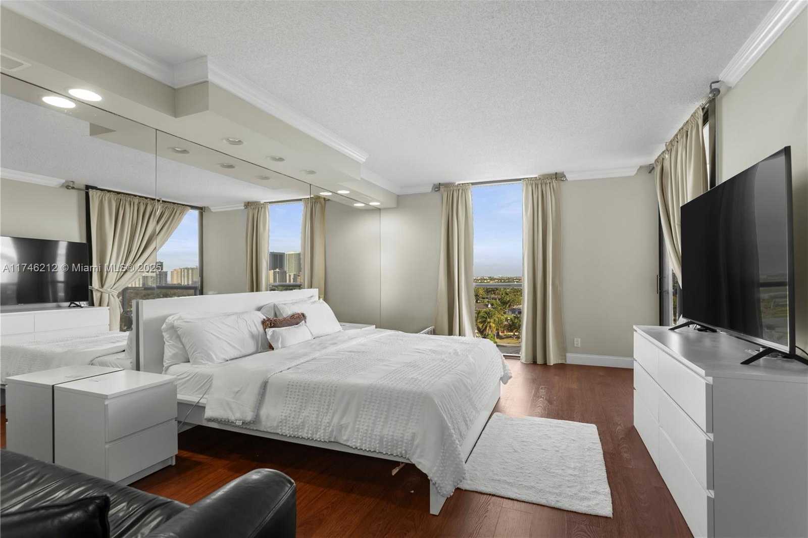 Small Image of 3600 YACHT CLUB DR #902, Aventura Number 12