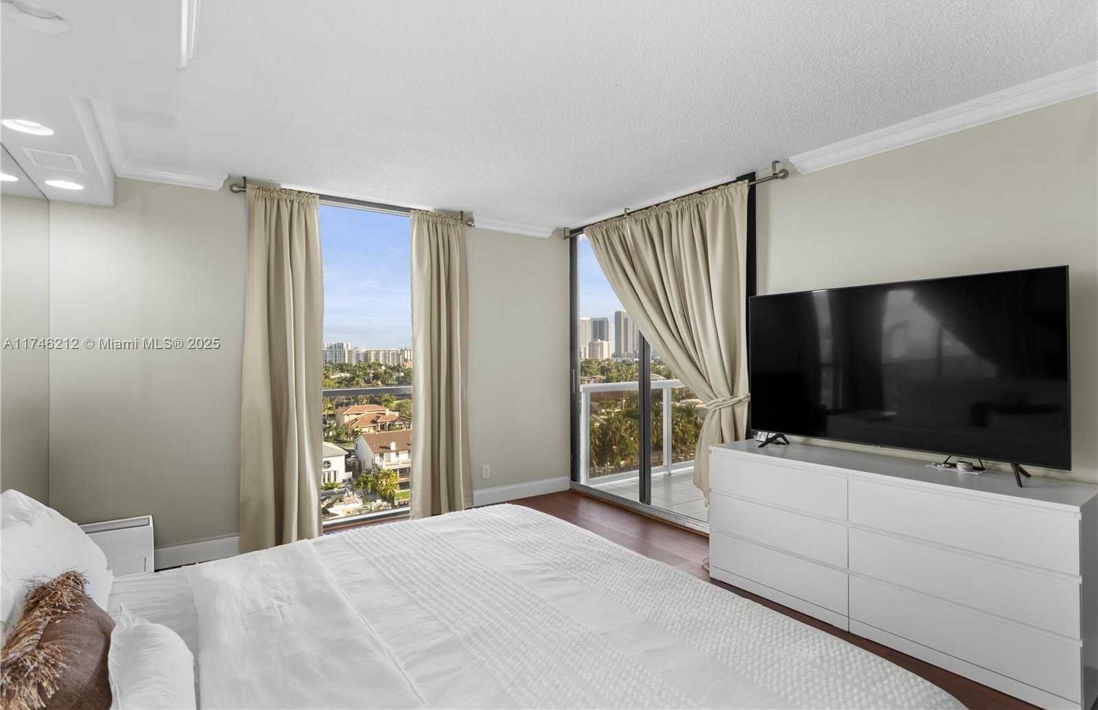 Small Image of 3600 YACHT CLUB DR #902, Aventura Number 13